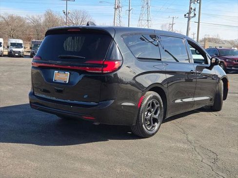 Certified 2022 Chrysler Pacifica Touring-L w/ Uconnect Theater Family Group image 11