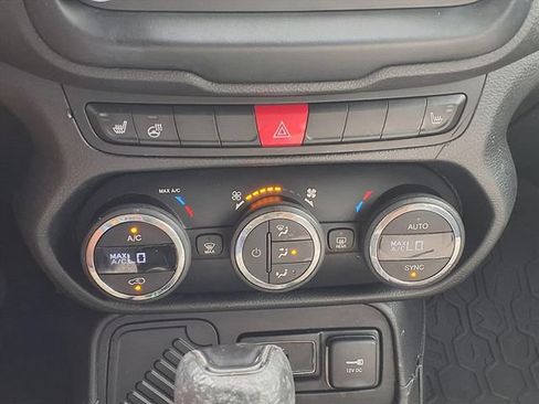 Used 2015 Jeep Renegade Latitude w/ Popular Equipment Group FWD image 15