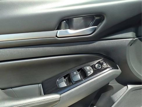 Used 2023 Nissan Altima 2.5 SV FWD image 11