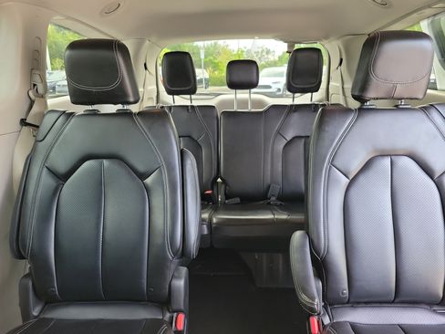 Used 2023 Chrysler Pacifica Touring-L FWD image 17