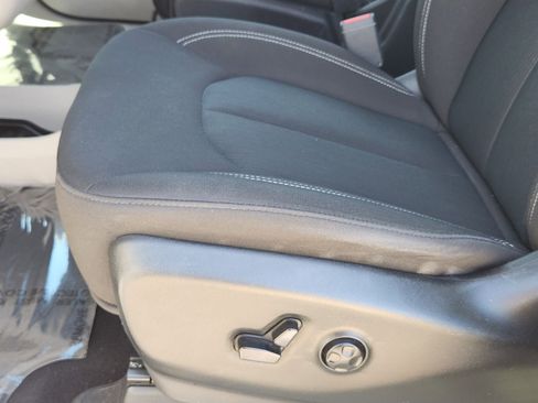 Used 2023 Chrysler Voyager LX image 32