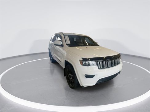 Used 2022 Jeep Grand Cherokee Laredo X image 2