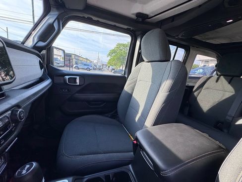 Used 2025 Jeep Wrangler Unlimited Sahara AWD/4WD image 13