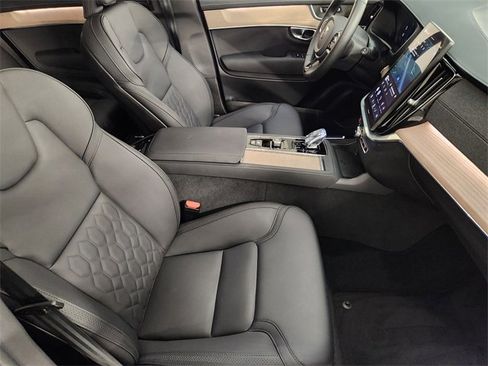 Used 2025 Volvo XC90 B6 Plus image 3