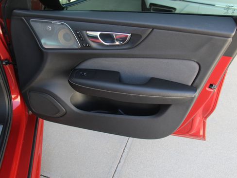 Used 2019 Volvo S60 T6 R-Design image 24