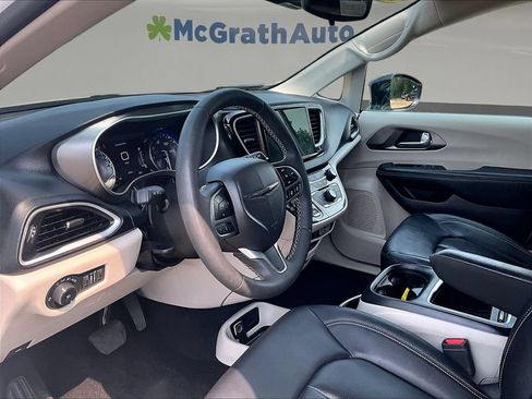 Used 2024 Chrysler Pacifica Touring-L FWD image 20
