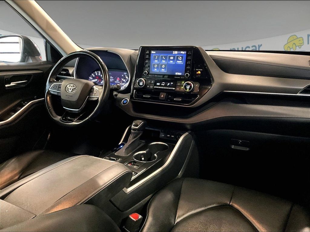 Used 2020 Toyota Highlander XLE AWD/4WD image 14