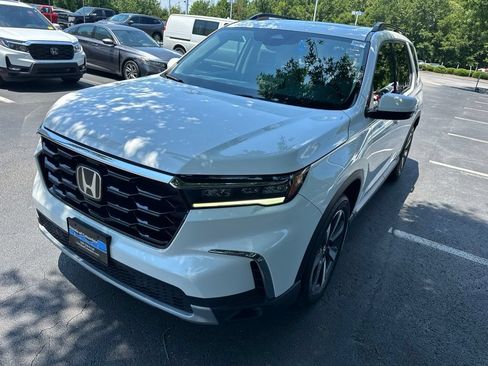 Used 2025 Honda Pilot Touring image 7
