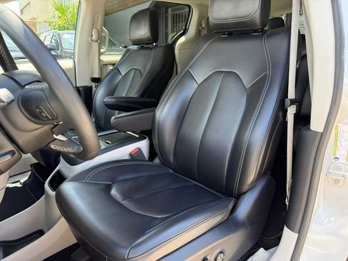 Used 2023 Chrysler Pacifica Touring-L FWD image 12