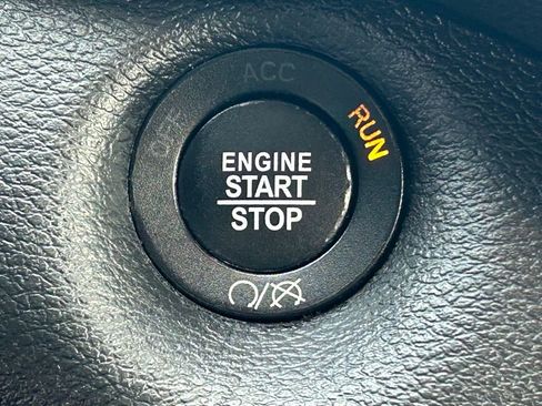 Used 2017 Jeep Cherokee Latitude w/ Comfort/Convenience Group image 18