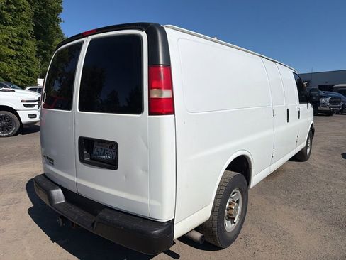 Used 2014 Chevrolet Express 2500 Extended RWD image 10