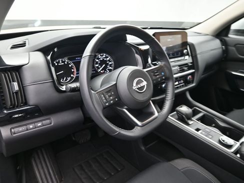Used 2025 Nissan Pathfinder SV AWD/4WD image 17