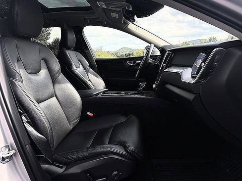 Used 2019 Volvo XC60 T5 Momentum w/ Multimedia Package FWD image 19