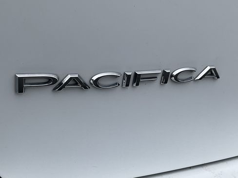 Used 2024 Chrysler Pacifica Select image 10