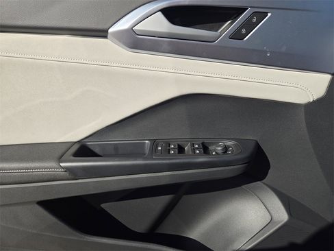 New 2026 Volkswagen Taos SE image 18