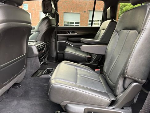 Used 2023 Jeep Wagoneer L Series III w/ Flexible Seating Group AWD/4WD image 30
