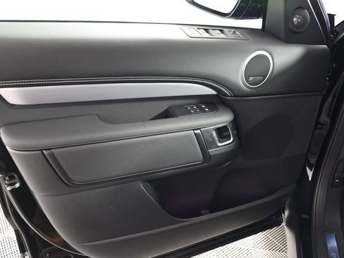 Used 2025 Land Rover Discovery Dynamic SE image 13