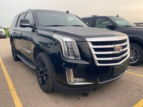 Used 2017 Cadillac Escalade Luxury AWD/4WD image 3