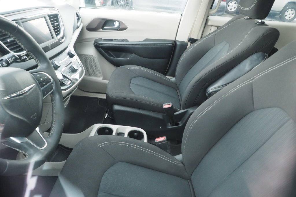 Used 2022 Chrysler Voyager LX FWD image 5