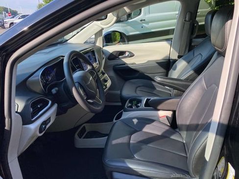 Used 2024 Chrysler Pacifica Touring-L FWD image 12