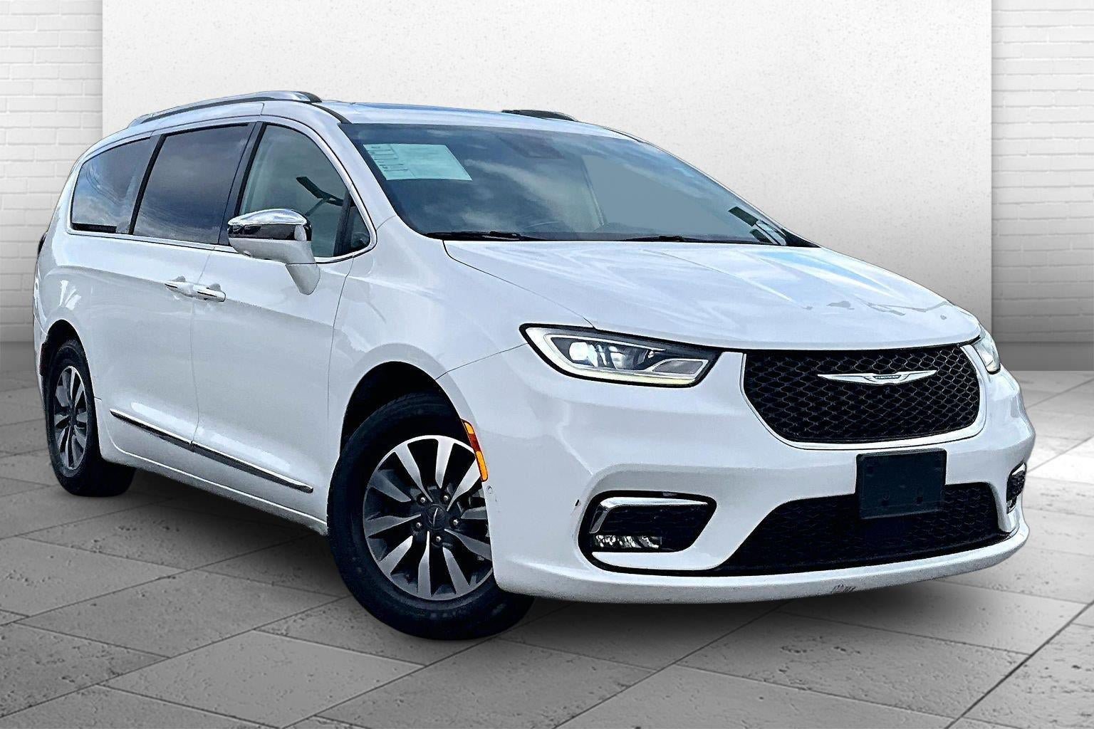 Used 2021 Chrysler Pacifica Limited w/ Uconnect Theater Family Group FWD image 1