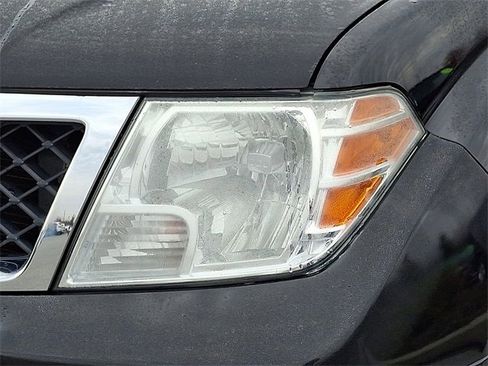 Used 2018 Nissan Frontier SV image 9