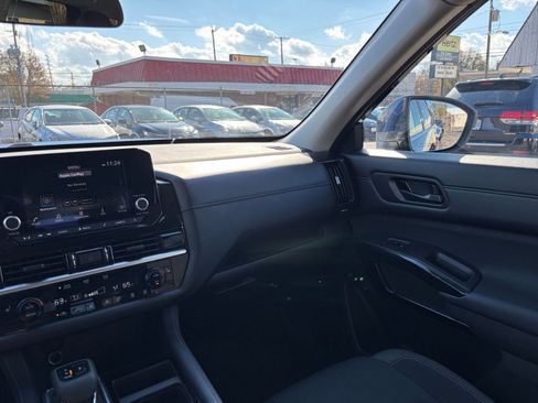 Used 2025 Nissan Pathfinder SV image 35