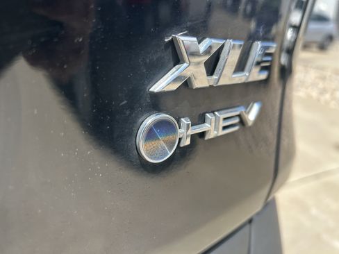 Used 2025 Toyota RAV4 XLE AWD/4WD image 9