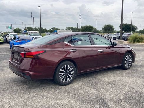 Used 2024 Nissan Altima 2.5 SV FWD image 5