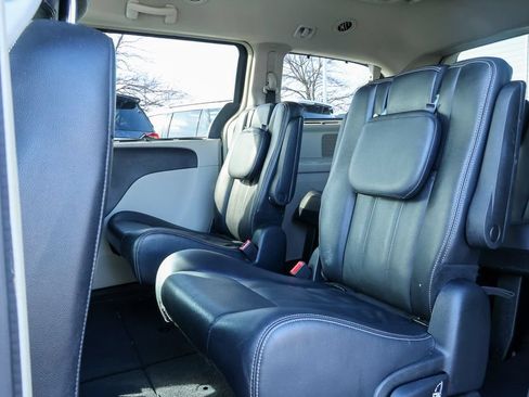 Used 2014 Chrysler Town & Country Touring FWD image 32