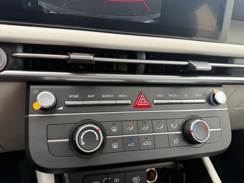 Used 2025 Hyundai Tucson SE FWD image 17