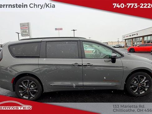 Used 2023 Chrysler Pacifica Touring-L w/ Road Tripper Package image 29