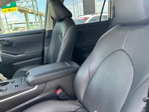 Used 2022 Toyota Highlander L FWD image 33