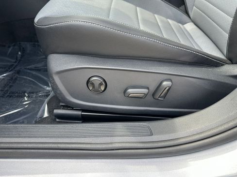 Used 2025 Volkswagen Jetta SE image 23