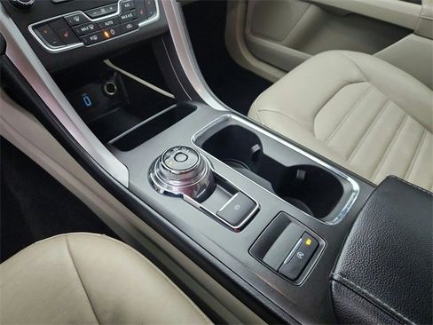 Used 2018 Ford Fusion SE w/ Fusion SE Technology Package image 13