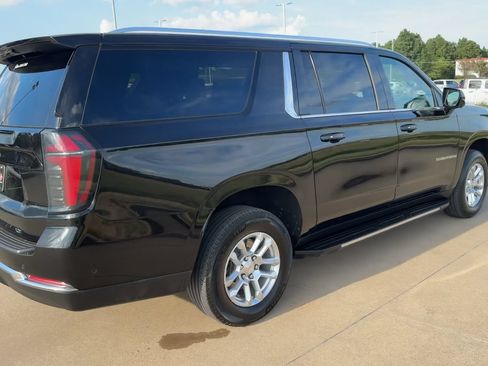 Used 2025 Chevrolet Suburban LT AWD/4WD image 9
