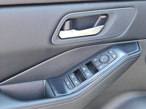 Used 2025 Nissan Rogue SV FWD image 11