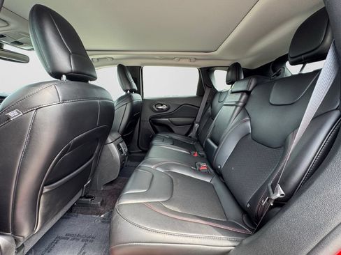 Used 2019 Jeep Cherokee Trailhawk w/ Comfort/Convenience Group AWD/4WD image 11