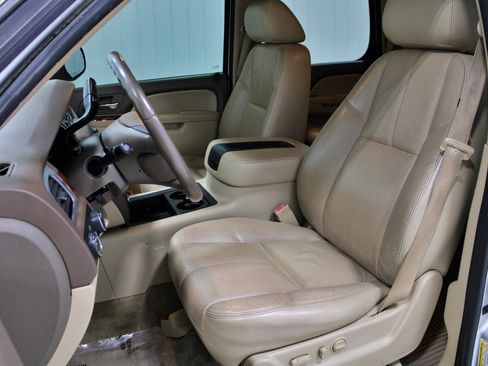 Used 2010 GMC Yukon SLT w/ SLT-2 Equipment Package AWD/4WD image 6