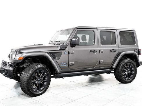 Used 2025 Jeep Wrangler Unlimited Sahara AWD/4WD image 4