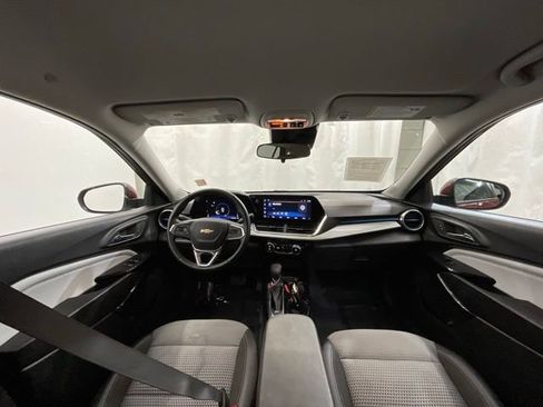 Used 2025 Chevrolet Trax LT w/ LT Convenience Package FWD image 16
