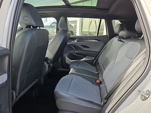 Certified 2026 Volkswagen Tiguan SE R-Line image 9