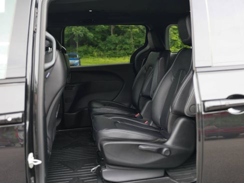 Used 2024 Chrysler Pacifica Limited FWD image 18