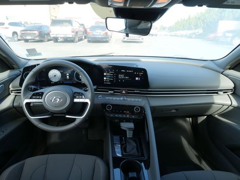 Used 2023 Hyundai Elantra SEL w/ Convenience Package image 18