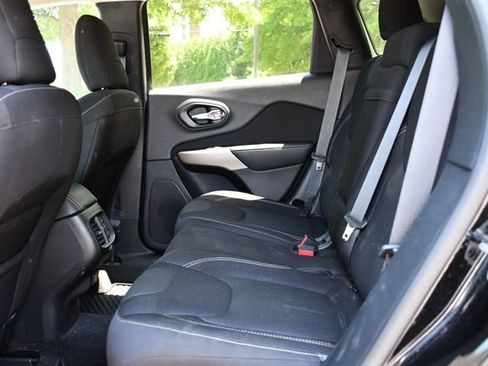 Used 2017 Jeep Cherokee Latitude w/ Cold Weather Group FWD image 14