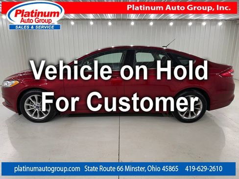 Used 2017 Ford Fusion SE w/ Fusion SE Technology Package FWD image 2