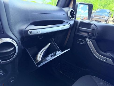 Used 2015 Jeep Wrangler Sahara w/ Connectivity Group AWD/4WD image 28