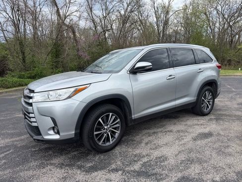 Used 2019 Toyota Highlander XLE image 3