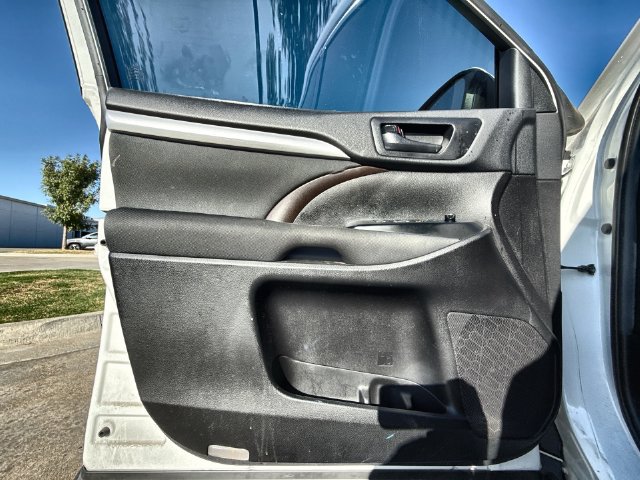 Used 2019 Toyota Highlander LE FWD image 13