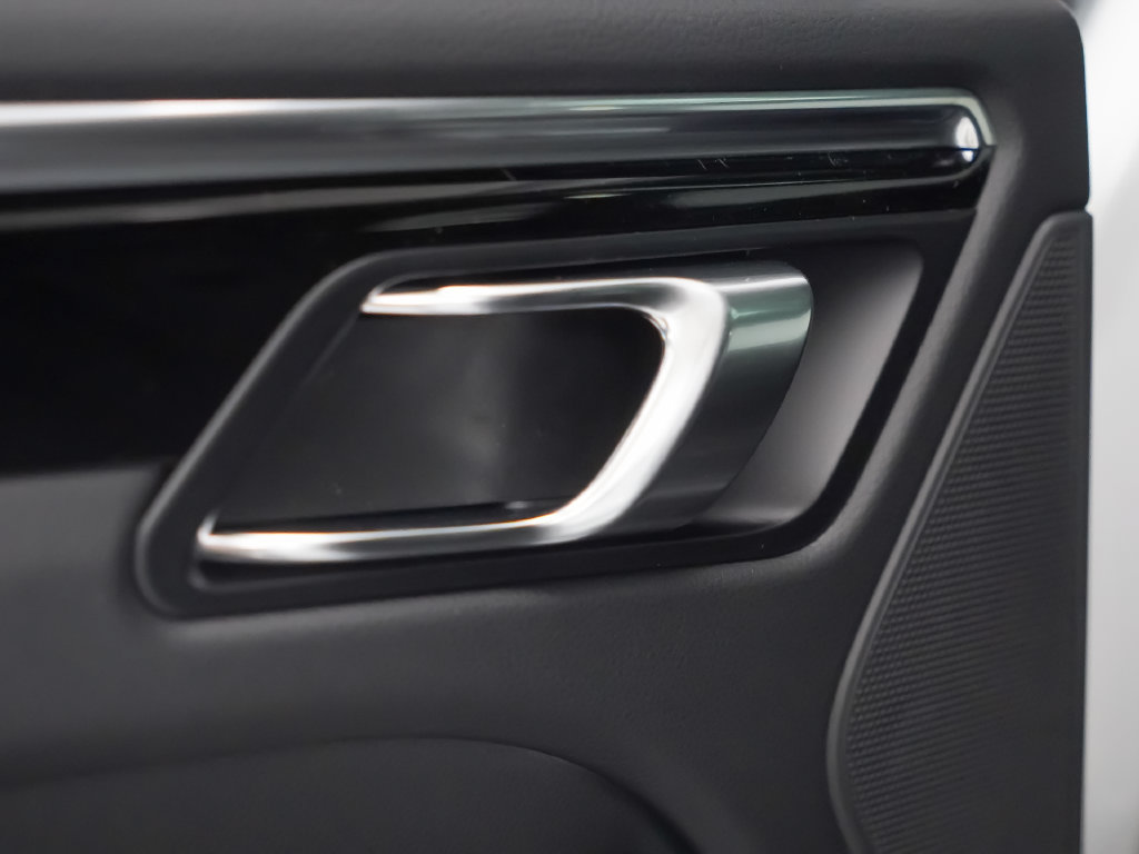 Certified 2026 Porsche Macan Turbo AWD/4WD image 15